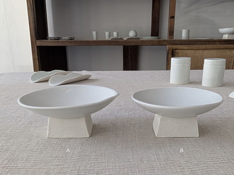 張慢 青白瓷方足高台(啞光) 作品多藉由輕柔小心的動作產生指向,在日常感知中搜尋相關記憶,以拆解與重組細微視角,梳理自然及現成物的輪廓與痕跡,讓他們變得輕盈自在、中性,保有更多空間自我詮釋。陶瓷僅是創作的媒材之一,無需限制於實用與非實用、工藝與藝術之間,作品的形成,即是我記錄生活的習慣與方式,人的記憶有限,瞬間記憶更是容易消散,我想將如同視覺暫留的種種,保留在生活當中。