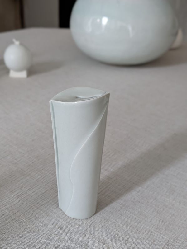 張慢 龍泉火鶴花器(中) 作品多藉由輕柔小心的動作產生指向,在日常感知中搜尋相關記憶,以拆解與重組細微視角,梳理自然及現成物的輪廓與痕跡,讓他們變得輕盈自在、中性,保有更多空間自我詮釋。陶瓷僅是創作的媒材之一,無需限制於實用與非實用、工藝與藝術之間,作品的形成,即是我記錄生活的習慣與方式,人的記憶有限,瞬間記憶更是容易消散,我想將如同視覺暫留的種種,保留在生活當中。