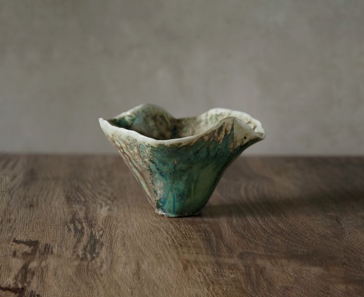 形式之外 Beyond Form 吳慧芳 個展 《形式之外 Beyond Form》｜吳慧芳 個展
 
當器物不再服膺傳統形式,
創作的秩序,是否能從土裡自由生長？
來自苗栗、深耕陶藝十五年的創作者吳慧芳,長年研習絞胎技法與釉色配製,於火與土之間累積數百次窯燒經驗。此次個展,她選擇放下過往熟悉的節奏與邏輯,以全新釉色與形式語彙,展開一次更靠近內在感知的創作轉身。