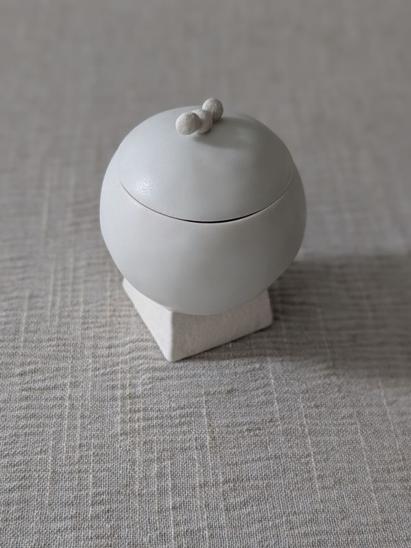 張慢 球型無香蠟燭罐 作品多藉由輕柔小心的動作產生指向,在日常感知中搜尋相關記憶,以拆解與重組細微視角,梳理自然及現成物的輪廓與痕跡,讓他們變得輕盈自在、中性,保有更多空間自我詮釋。陶瓷僅是創作的媒材之一,無需限制於實用與非實用、工藝與藝術之間,作品的形成,即是我記錄生活的習慣與方式,人的記憶有限,瞬間記憶更是容易消散,我想將如同視覺暫留的種種,保留在生活當中。