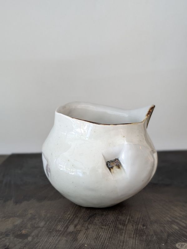 吳慧芳 ｜幾何折角 茶碗/水方 《形式之外 Beyond Form》｜吳慧芳 個展
 
當器物不再服膺傳統形式,
創作的秩序,是否能從土裡自由生長？
來自苗栗、深耕陶藝十五年的創作者吳慧芳,長年研習絞胎技法與釉色配製,於火與土之間累積數百次窯燒經驗。此次個展,她選擇放下過往熟悉的節奏與邏輯,以全新釉色與形式語彙,展開一次更靠近內在感知的創作轉身。