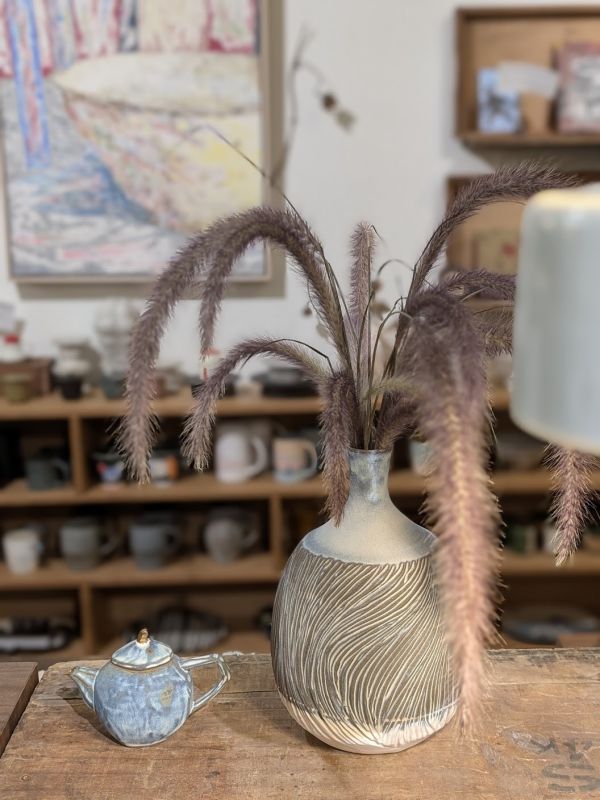 吳慧芳 ｜刻紋大花瓶 《形式之外 Beyond Form》｜吳慧芳 個展
 
當器物不再服膺傳統形式,
創作的秩序,是否能從土裡自由生長？
來自苗栗、深耕陶藝十五年的創作者吳慧芳,長年研習絞胎技法與釉色配製,於火與土之間累積數百次窯燒經驗。此次個展,她選擇放下過往熟悉的節奏與邏輯,以全新釉色與形式語彙,展開一次更靠近內在感知的創作轉身。