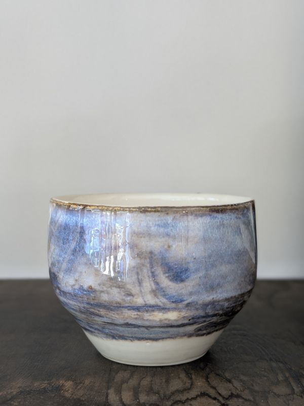 吳慧芳 ｜藍墨 茶碗/水方 《形式之外 Beyond Form》｜吳慧芳 個展
 
當器物不再服膺傳統形式,
創作的秩序,是否能從土裡自由生長？
來自苗栗、深耕陶藝十五年的創作者吳慧芳,長年研習絞胎技法與釉色配製,於火與土之間累積數百次窯燒經驗。此次個展,她選擇放下過往熟悉的節奏與邏輯,以全新釉色與形式語彙,展開一次更靠近內在感知的創作轉身。