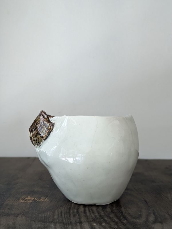 吳慧芳 ｜特殊破口 茶碗/水方-1 《形式之外 Beyond Form》｜吳慧芳 個展
 
當器物不再服膺傳統形式,
創作的秩序,是否能從土裡自由生長？
來自苗栗、深耕陶藝十五年的創作者吳慧芳,長年研習絞胎技法與釉色配製,於火與土之間累積數百次窯燒經驗。此次個展,她選擇放下過往熟悉的節奏與邏輯,以全新釉色與形式語彙,展開一次更靠近內在感知的創作轉身。