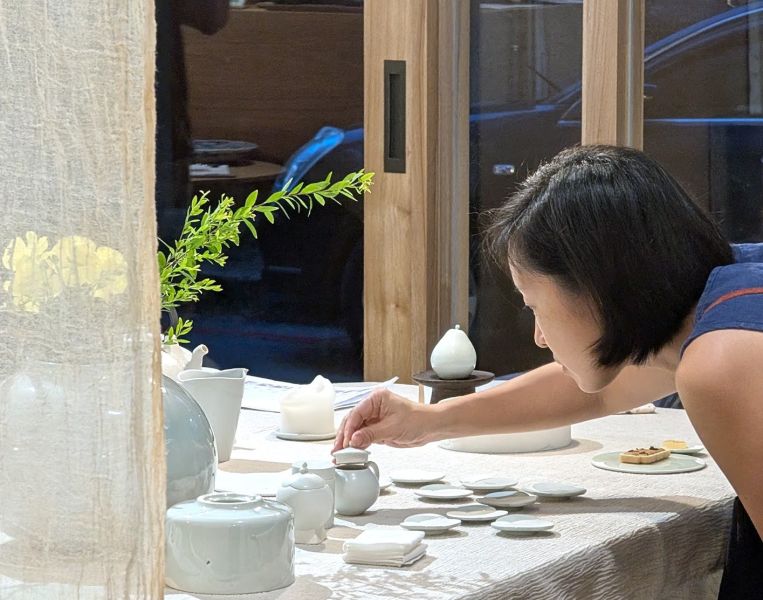 Lissom Note | 張慢個展 4/19~5/18 作品多藉由輕柔小心的動作產生指向,在日常感知中搜尋相關記憶,以拆解與重組細微視角,梳理自然及現成物的輪廓與痕跡,讓他們變得輕盈自在、中性,保有更多空間自我詮釋。陶瓷僅是創作的媒材之一,無需限制於實用與非實用、工藝與藝術之間,作品的形成,即是我記錄生活的習慣與方式,人的記憶有限,瞬間記憶更是容易消散,我想將如同視覺暫留的種種,保留在生活當中。