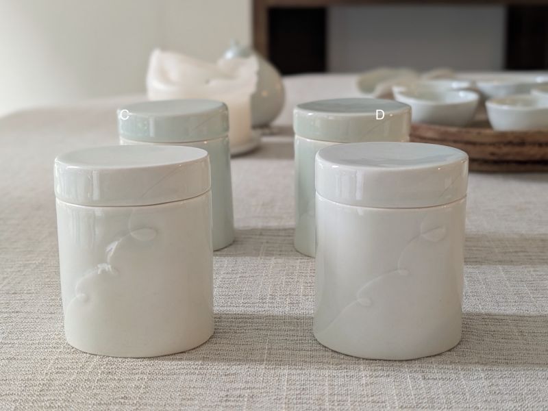 張慢 橢圓青瓷茶倉(亮光) 作品多藉由輕柔小心的動作產生指向,在日常感知中搜尋相關記憶,以拆解與重組細微視角,梳理自然及現成物的輪廓與痕跡,讓他們變得輕盈自在、中性,保有更多空間自我詮釋。陶瓷僅是創作的媒材之一,無需限制於實用與非實用、工藝與藝術之間,作品的形成,即是我記錄生活的習慣與方式,人的記憶有限,瞬間記憶更是容易消散,我想將如同視覺暫留的種種,保留在生活當中。