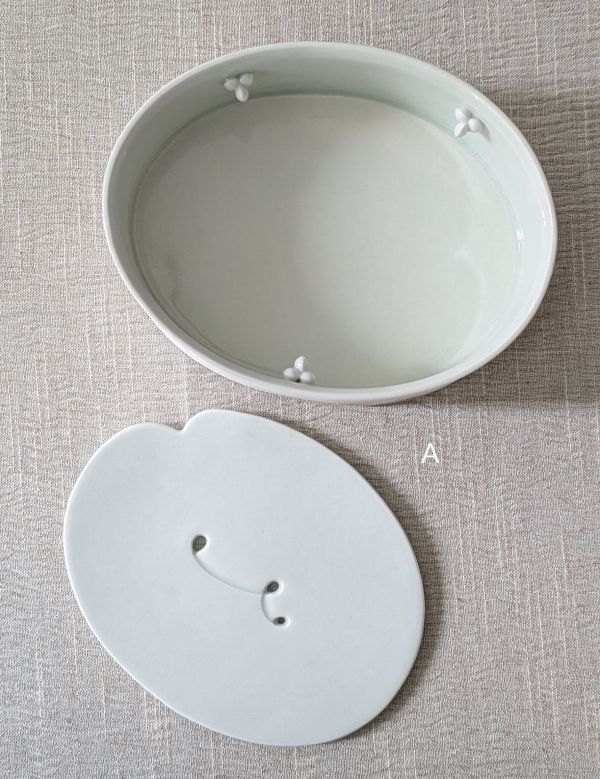 張慢 橢圓青瓷壺承/杯承 作品多藉由輕柔小心的動作產生指向,在日常感知中搜尋相關記憶,以拆解與重組細微視角,梳理自然及現成物的輪廓與痕跡,讓他們變得輕盈自在、中性,保有更多空間自我詮釋。陶瓷僅是創作的媒材之一,無需限制於實用與非實用、工藝與藝術之間,作品的形成,即是我記錄生活的習慣與方式,人的記憶有限,瞬間記憶更是容易消散,我想將如同視覺暫留的種種,保留在生活當中。