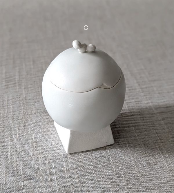 張慢 球型青白瓷茶倉(啞光) 作品多藉由輕柔小心的動作產生指向,在日常感知中搜尋相關記憶,以拆解與重組細微視角,梳理自然及現成物的輪廓與痕跡,讓他們變得輕盈自在、中性,保有更多空間自我詮釋。陶瓷僅是創作的媒材之一,無需限制於實用與非實用、工藝與藝術之間,作品的形成,即是我記錄生活的習慣與方式,人的記憶有限,瞬間記憶更是容易消散,我想將如同視覺暫留的種種,保留在生活當中。