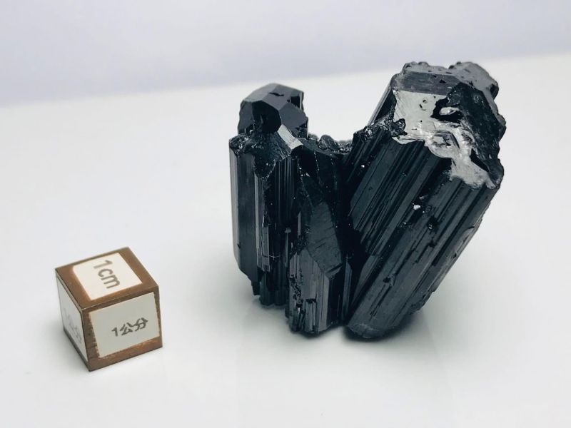 黑碧璽_亮皮 黑碧璽,黑碧璽原礦,亮皮黑碧璽,電氣石,黑碧璽礦石,天然黑碧璽,黑碧璽擺件,礦石收藏,能量水晶,原礦水晶。