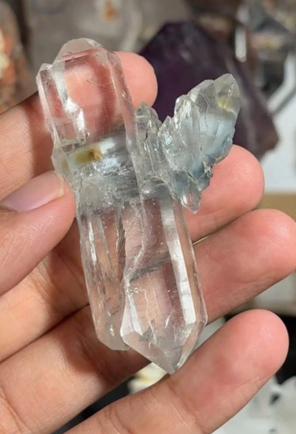 藍兔毛縫合雙尖水晶 藍兔毛水晶,兔毛水晶,雙尖水晶,縫合水晶,藍針水晶,天然水晶原礦,雙尖晶體,能量水晶,礦石收藏,稀有水晶。