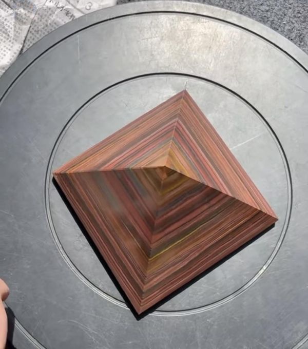 彩虹虎眼石瑪雅金字塔造型 彩虹虎眼石,虎眼石金字塔,瑪雅金字塔水晶,虎眼石擺件,天然虎眼石,Tiger Eye,虹彩虎眼石,礦石擺件,能量水晶,礦石收藏,收藏級水晶。