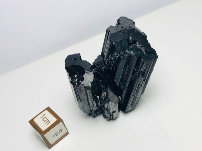 黑碧璽_亮皮 黑碧璽,黑碧璽原礦,亮皮黑碧璽,電氣石,黑碧璽礦石,天然黑碧璽,黑碧璽擺件,礦石收藏,能量水晶,原礦水晶。