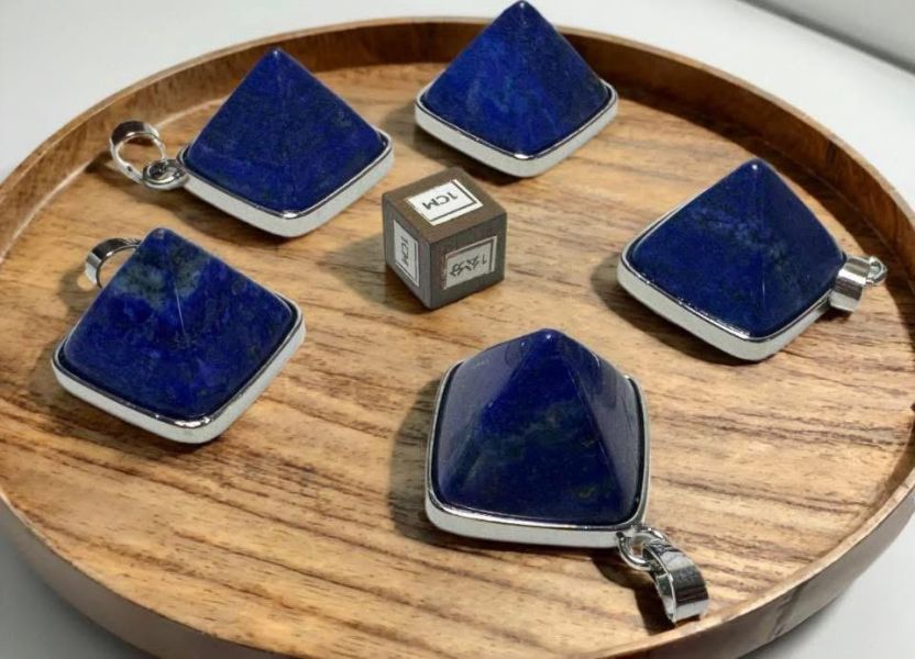青金石・金字塔立體墜款 青金石,青金石墜子,青金石金字塔,青金石吊墜,天然青金石,青金石水晶,青金石項鍊,能量水晶,礦石飾品。