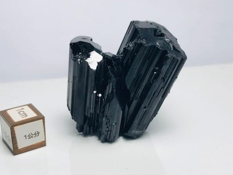 黑碧璽_亮皮 黑碧璽,黑碧璽原礦,亮皮黑碧璽,電氣石,黑碧璽礦石,天然黑碧璽,黑碧璽擺件,礦石收藏,能量水晶,原礦水晶。