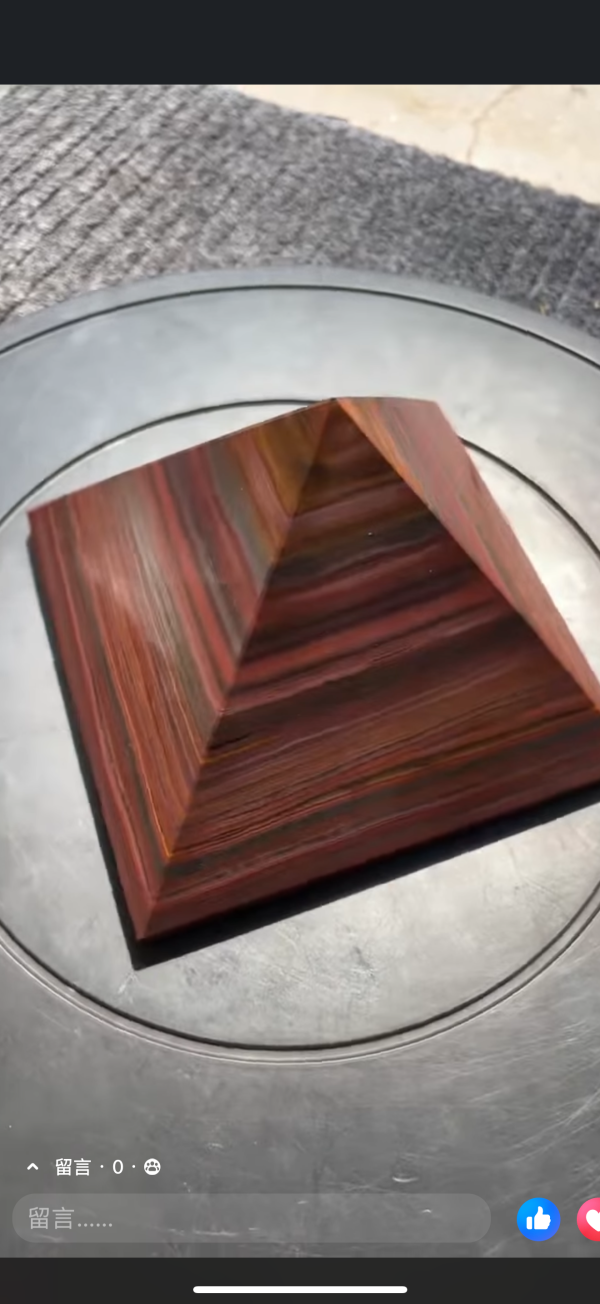 彩虹虎眼石瑪雅金字塔造型 彩虹虎眼石,虎眼石金字塔,瑪雅金字塔水晶,虎眼石擺件,天然虎眼石,Tiger Eye,虹彩虎眼石,礦石擺件,能量水晶,礦石收藏,收藏級水晶。