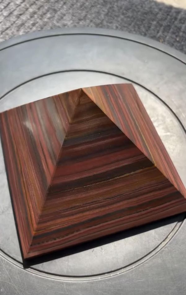 彩虹虎眼石瑪雅金字塔造型 彩虹虎眼石,虎眼石金字塔,瑪雅金字塔水晶,虎眼石擺件,天然虎眼石,Tiger Eye,虹彩虎眼石,礦石擺件,能量水晶,礦石收藏,收藏級水晶。