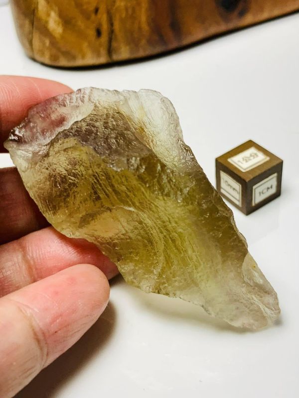 利比亞黃金隕石 利比亞黃金隕石,利比亞隕石,Libyan Desert Glass,黃金隕石,天然隕石,隕石收藏,隕石飾品,玻璃隕石,礦石收藏,稀有隕石。