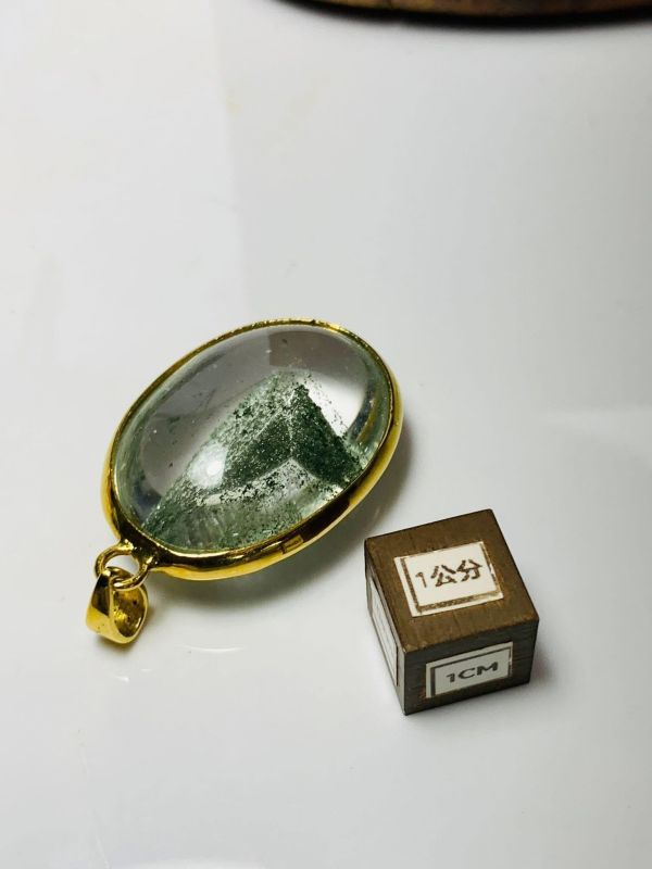 綠幽靈山（墜） 綠幽靈水晶,綠幽靈山,幽靈水晶,綠幽靈墜飾,天然水晶吊墜,山景水晶,幻影水晶,水晶項鍊,礦石收藏,能量水晶,收藏級水晶。