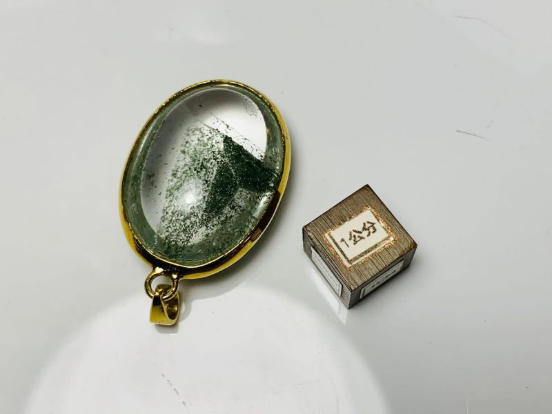 綠幽靈山（墜） 綠幽靈水晶,綠幽靈山,幽靈水晶,綠幽靈墜飾,天然水晶吊墜,山景水晶,幻影水晶,水晶項鍊,礦石收藏,能量水晶,收藏級水晶。