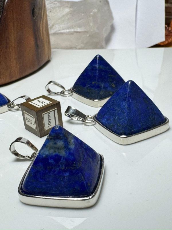 青金石・金字塔立體墜款 青金石,青金石墜子,青金石金字塔,青金石吊墜,天然青金石,青金石水晶,青金石項鍊,能量水晶,礦石飾品。