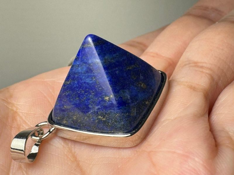 青金石・金字塔立體墜款 青金石,青金石墜子,青金石金字塔,青金石吊墜,天然青金石,青金石水晶,青金石項鍊,能量水晶,礦石飾品。