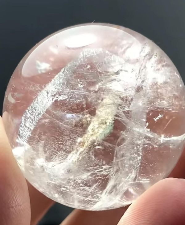 稀有山形晶中晶水晶球 岡仁波齊峰水晶,山形水晶球,晶中晶水晶球,天然水晶球,山形晶中晶,水晶球擺件,礦石收藏,能量水晶,稀有水晶,水晶收藏。