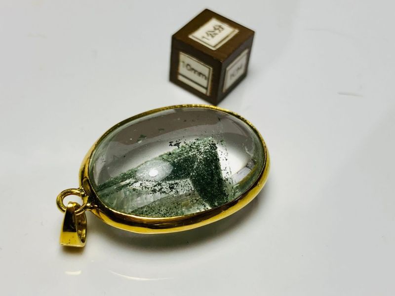 綠幽靈山（墜） 綠幽靈水晶,綠幽靈山,幽靈水晶,綠幽靈墜飾,天然水晶吊墜,山景水晶,幻影水晶,水晶項鍊,礦石收藏,能量水晶,收藏級水晶。