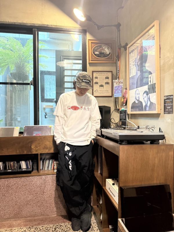 四四拍 T-shirt 信電音得永生 