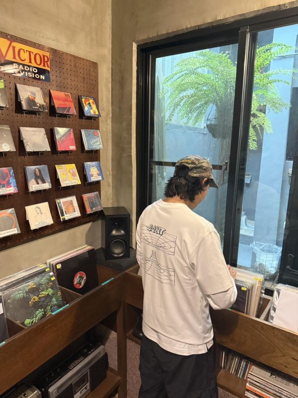 四四拍 T-shirt 信電音得永生 