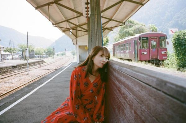 秋元真夏 寫真集「淡淡 あわあわ」 PHOTOBOOK 封入特典:隨機明信片1枚*8/20發售! 秋元真夏,寫真集,淡淡,あわあわ,PHOTOBOOK