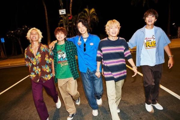 COM. コムドット「BESIDE」寫真集 附:特典海報 *4/18發售! COM.,コムドット,BESIDE,寫真集,特典海報,写真集,コムドット
