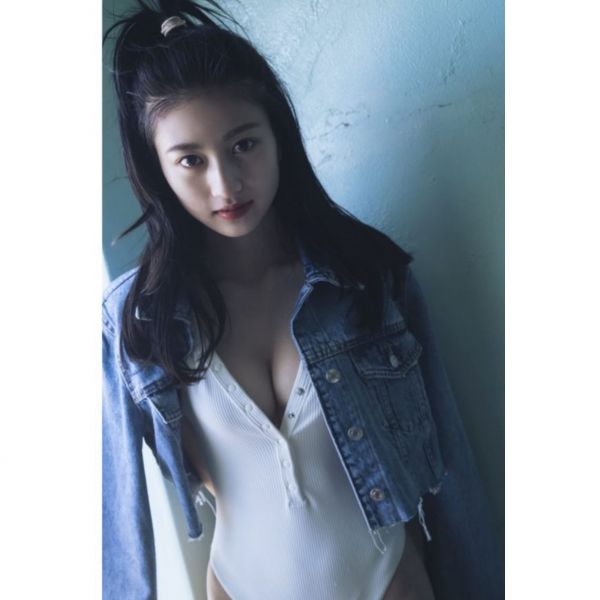 吉田朱里 1st寫真集 「標題未定」附:隨機明信片*8/4發售 吉田朱里, 寫真集
