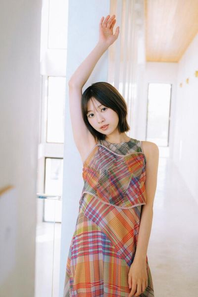 各店家特典版 日向坂46 富田鈴花 1st寫真集「標題未定」初回封入:隨機明信片1張 *8/5發售! 日向坂46,富田鈴花,寫真集,写真集,1st,特典