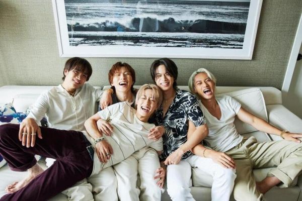 COM. コムドット「BESIDE」寫真集 附:特典海報 *4/18發售! COM.,コムドット,BESIDE,寫真集,特典海報,写真集,コムドット