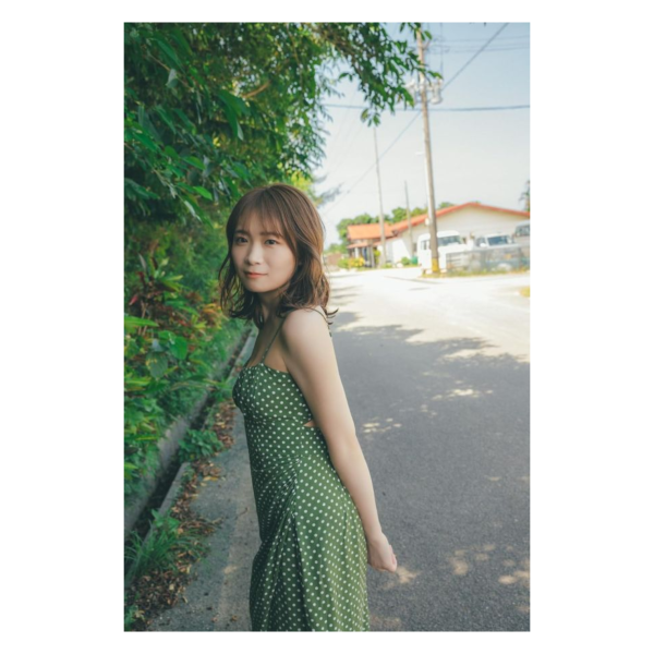 秋元真夏 寫真集「淡淡 あわあわ」 PHOTOBOOK 封入特典:隨機明信片1枚*8/20發售! 秋元真夏,寫真集,淡淡,あわあわ,PHOTOBOOK