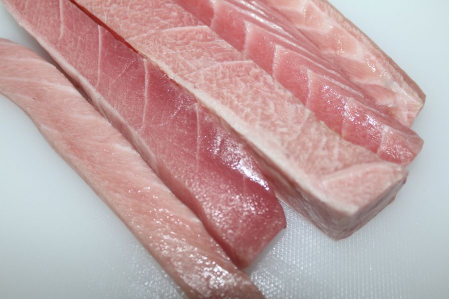 大目鮪魚肚條(無刺)＊每包300克 大目鮪魚肚條
無刺鮪魚肚條
真空包裝鮪魚
鮪魚肚條料理
煎烤紅燒鮪魚
展泉國際海鮮
高品質鮪魚
家庭料理海鮮
營養豐富鮪魚
大目鮪魚食材