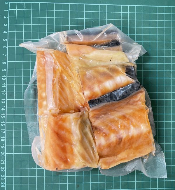 挪威鮭魚骨＊每包300克＊易破真空 