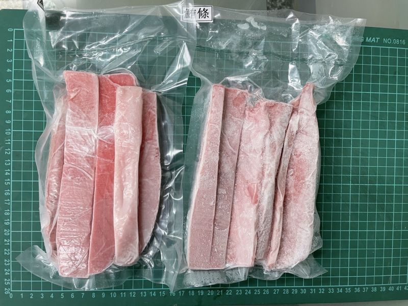 大目鮪魚肚條(無刺)＊每包300克 大目鮪魚肚條
無刺鮪魚肚條
真空包裝鮪魚
鮪魚肚條料理
煎烤紅燒鮪魚
展泉國際海鮮
高品質鮪魚
家庭料理海鮮
營養豐富鮪魚
大目鮪魚食材