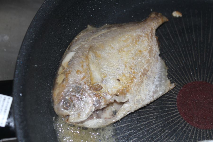 小白鯧2尾＊每包300克＊易破真空 小白鯧、白鯧魚、小白鯧魚片、白鯧特價、三去魚片、無刺魚片推薦（因軟刺易食用）、海鮮宅配、真空包裝魚、健康餐盒食材、小孩適合的魚、老人營養魚、乾煎魚推薦、清蒸魚食材、快速料理海鮮、省時晚餐