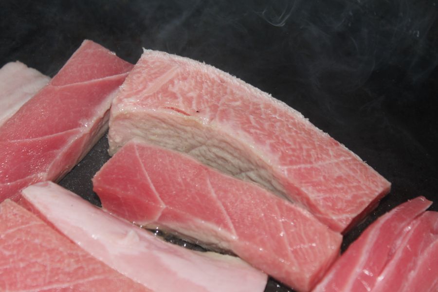 大目鮪魚肚條(無刺)＊每包300克 大目鮪魚肚條
無刺鮪魚肚條
真空包裝鮪魚
鮪魚肚條料理
煎烤紅燒鮪魚
展泉國際海鮮
高品質鮪魚
家庭料理海鮮
營養豐富鮪魚
大目鮪魚食材