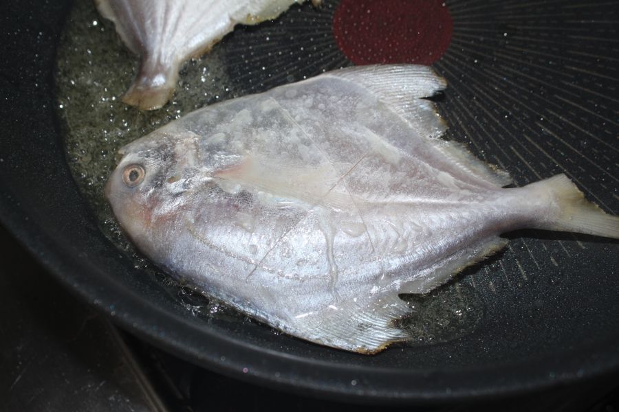 小白鯧2尾＊每包300克＊易破真空 小白鯧、白鯧魚、小白鯧魚片、白鯧特價、三去魚片、無刺魚片推薦（因軟刺易食用）、海鮮宅配、真空包裝魚、健康餐盒食材、小孩適合的魚、老人營養魚、乾煎魚推薦、清蒸魚食材、快速料理海鮮、省時晚餐