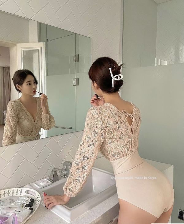 V蕾絲綁腰連身泳裝 