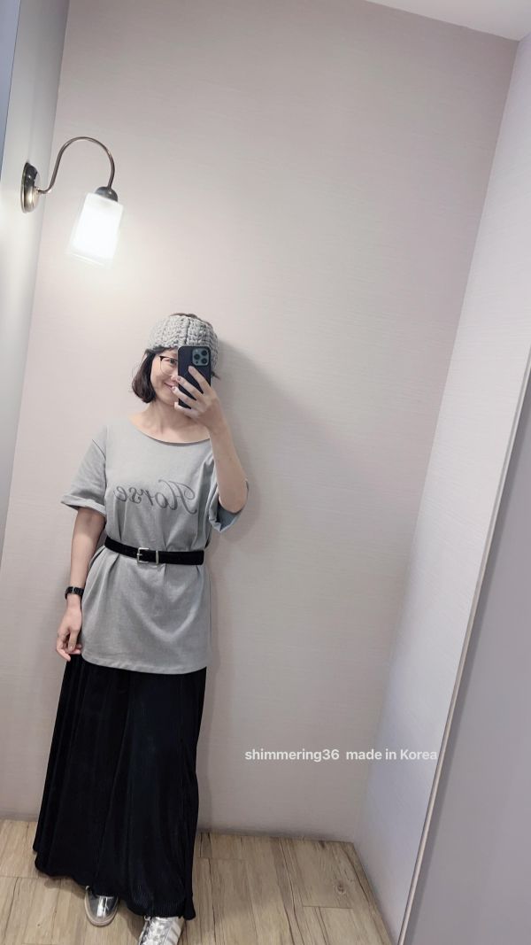 可拉斜肩英字上衣 