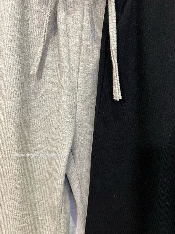 顯瘦彈性坑紋喇叭褲 