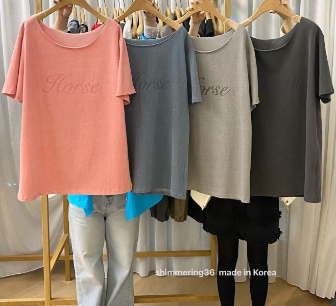 可拉斜肩英字上衣 