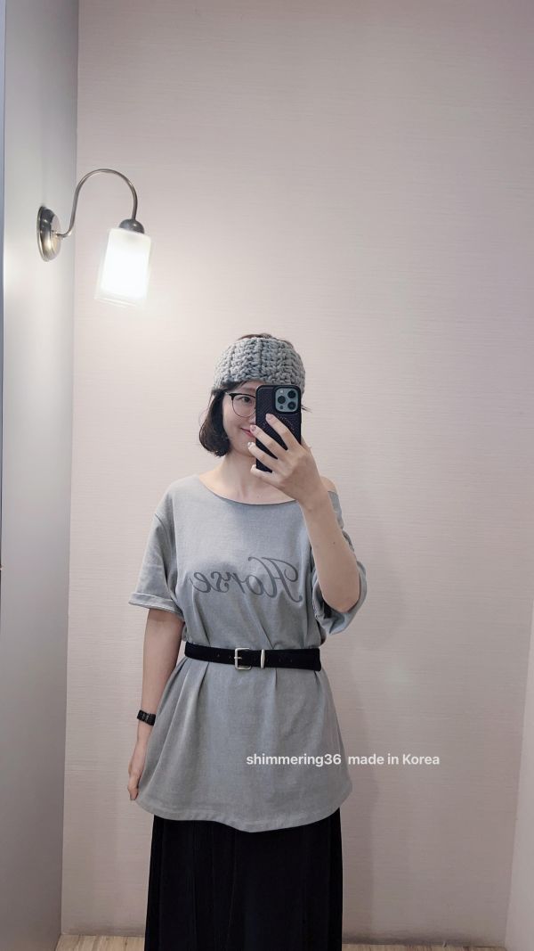 可拉斜肩英字上衣 