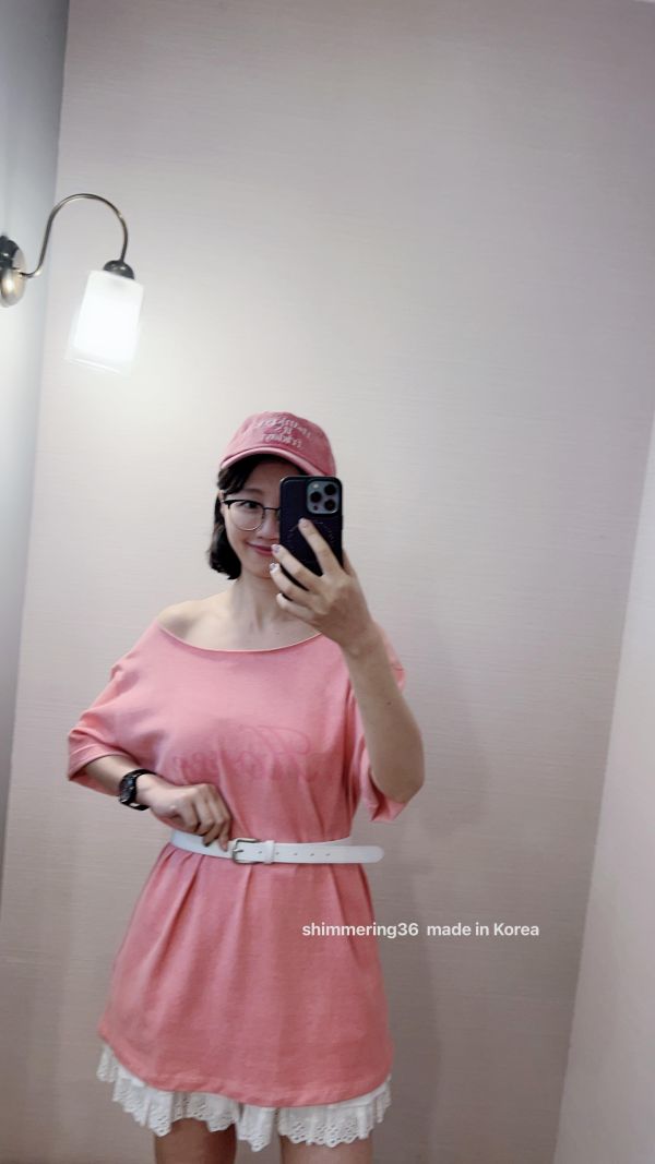 可拉斜肩英字上衣 