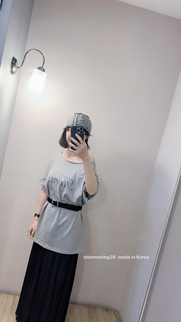 可拉斜肩英字上衣 