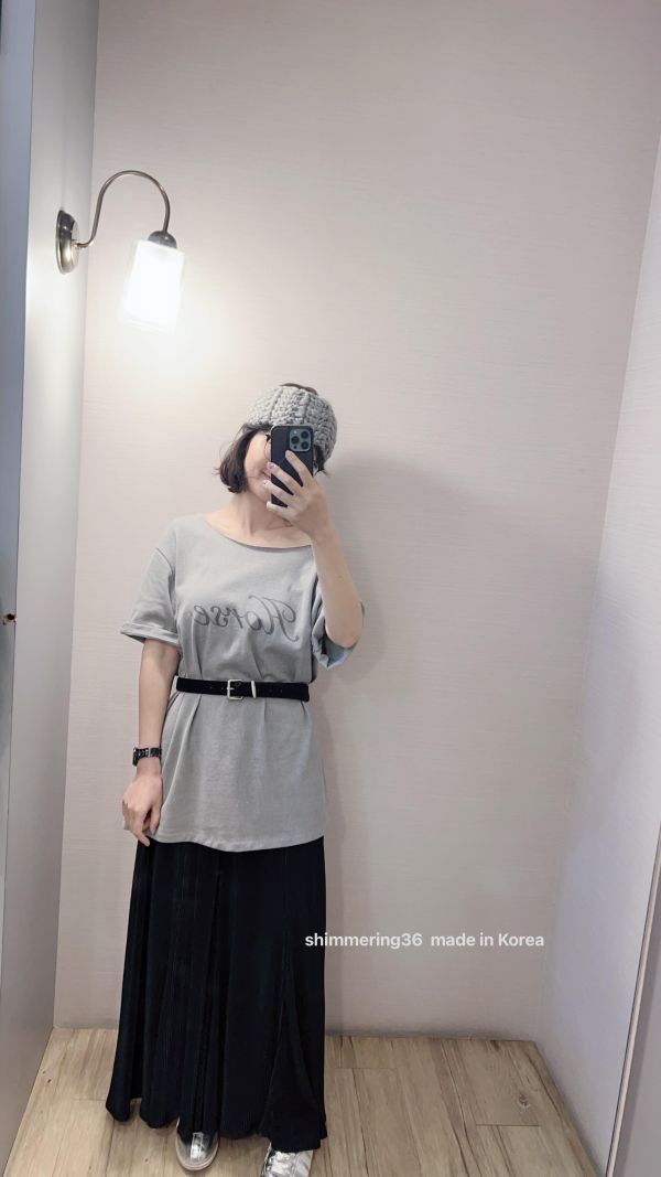 可拉斜肩英字上衣 