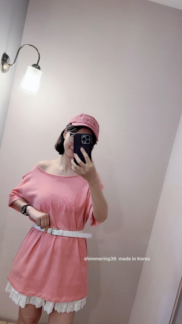 可拉斜肩英字上衣 